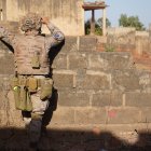 el sargento primero Urrutia realiza indicaciones al brigada Alcón,