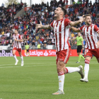 El goleador rojiblanco celebra un gol en el Mediterráneo.