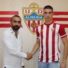 Mohamed El-Assy con el portero serbio del Almería.