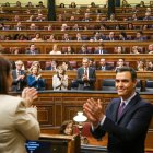 Pedro Sánchez aplaudido por sus ministros. (Foto: Congreso)