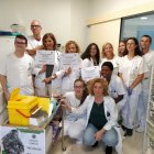 Profesionales de Torrecárdenas muestran mensajes en favor de la vacunación.