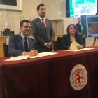 Juanma Moreno, entre el alcalde y la consejera de Agricultura.