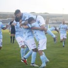 Los celestes celebran uno de los goles al Vélez.