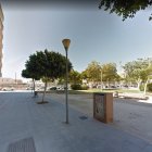 Soportales de la avenida de Montserrat próximos a un parque.
