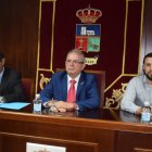 Rafael Ruda (derecha), en la mesa de edad del Ayuntamiento de Vícar.