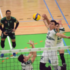 El jugador ahorrador ataca la pista rival.