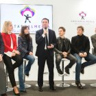 El presidente de la Diputación junto a los cuatro ‘influencers’ invitados, este miércoles en Fitur.