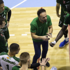 Manolo Berenguel da instrucciones a sus jugadores.