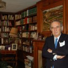 Fausto Romero-Miura en su casa rodeado de libros y recuerdos familiares.