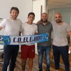 El nuevo jugador con la bufanda del club.