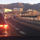 Varios coches se encuentran en un atasco.