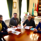 Acto de la firma del convenio con La Clásica.
