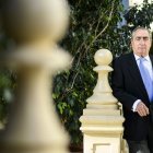 rancisco Balcázar posa para el fotógrafo junto a la balaustrada exterior del edificio del Círculo Mercantil.