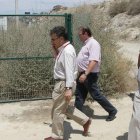 Visita de dirigentes al perímetro de tierras contaminadas de Palomares.