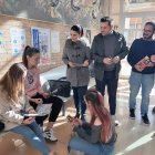 Noemí Cruz junto a un grupo de estudiantes.