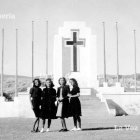 La provisional cruz de los caídos que a toda prisa se construyó en el andén de costa en 1939. Las obras fueron ejecutadas por la empresa de José Pozo