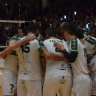 Los jugadores ahorradores celebrando un punto.