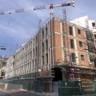 Edificio en construcción en una de las parcelas municipales de las antiguas ‘Casas de los Maestros’