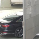 El coche de Turki Al-Sheikh accediendo al túnel de vestuarios.