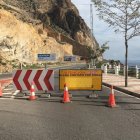 La carretera de El Cañarete, cortada por obras.