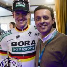 Javier Aureliano García con el ganador de la pasada edición.