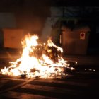 Imagen de uno de los contenedores incendiados.