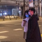 Una pareja con máscaras por el coronavirus en Shangai.