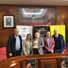 Ruslan Ponomáriov recibió, por parte de los miembros del Consistorio veratense, la tradicional jarra de cinco picos.