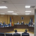 El único concejal de Vox, a la izquierda, en una esquina de la bancada del Pleno de Roquetas..