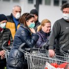 Gente con mascaraillas en Casalpusterlengo, Italia.