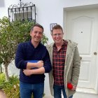 Jorge Cadaval con uno de los vecinos de Mojácar entrevistados.