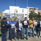 Vecinos de Pescadería a las puertas de la Casa del Mar