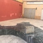 En la plaza  solo ha quedado la maleta del emigrante hasta ser reemplazado por otro