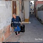 Dolores Salmerón, más conocida como Lola ‘la de los gatos’, por la puerta de su vivienda en la calle Céspedes del  barrio de la Almedina.