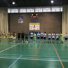 Las jugadoras saludan a la afición desde el centro de la pista.