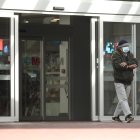 Un hombre con mascarilla camina por las zonas exteriores del Hospital de Torrejón.