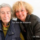 Dolores Salmerón, más conocida como Lola ‘la de los gatos’, no puede aguantar las lágrimas cuando recibe la visita de la gente de su barrio.