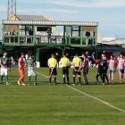 Los dos equipos saludando a la afición.
