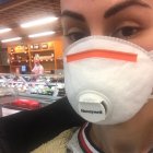 Rosana sale a comprar con su mascarilla, que también llevan los trabajadores del establecimiento.