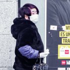 Una ciudadana asiática con una mascarilla en una calle de Madrid.