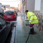 Trabajador baldeando una calle de la ciudad de Almería