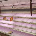 Frigorífico con productos cárnicos vacío ayer lunes en un supermercado de Madrid.