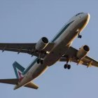 Imagen de archivo de un avión sobrevolando Barajas.