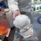 Las farmacias informarán del uso correcto de las mascarillas.