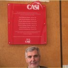 Miguel Vargas, presidente de CASI, bajo la placa.