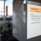 Cartel que alerta sobre el coronavirus.