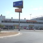 Supermercado de la playa de Vera, donde ayer llegaron muchos madrileños con segunda residencia en el Levante almeriense.