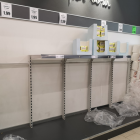 Estanterías de papel higiénico vacías, aunque al lado sí hay toallitas y papel de cocina.