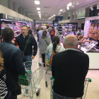 Colas para pagar en un supermercado de Almería, este viernes.