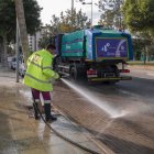 Baldeo en una calle de la ciudad